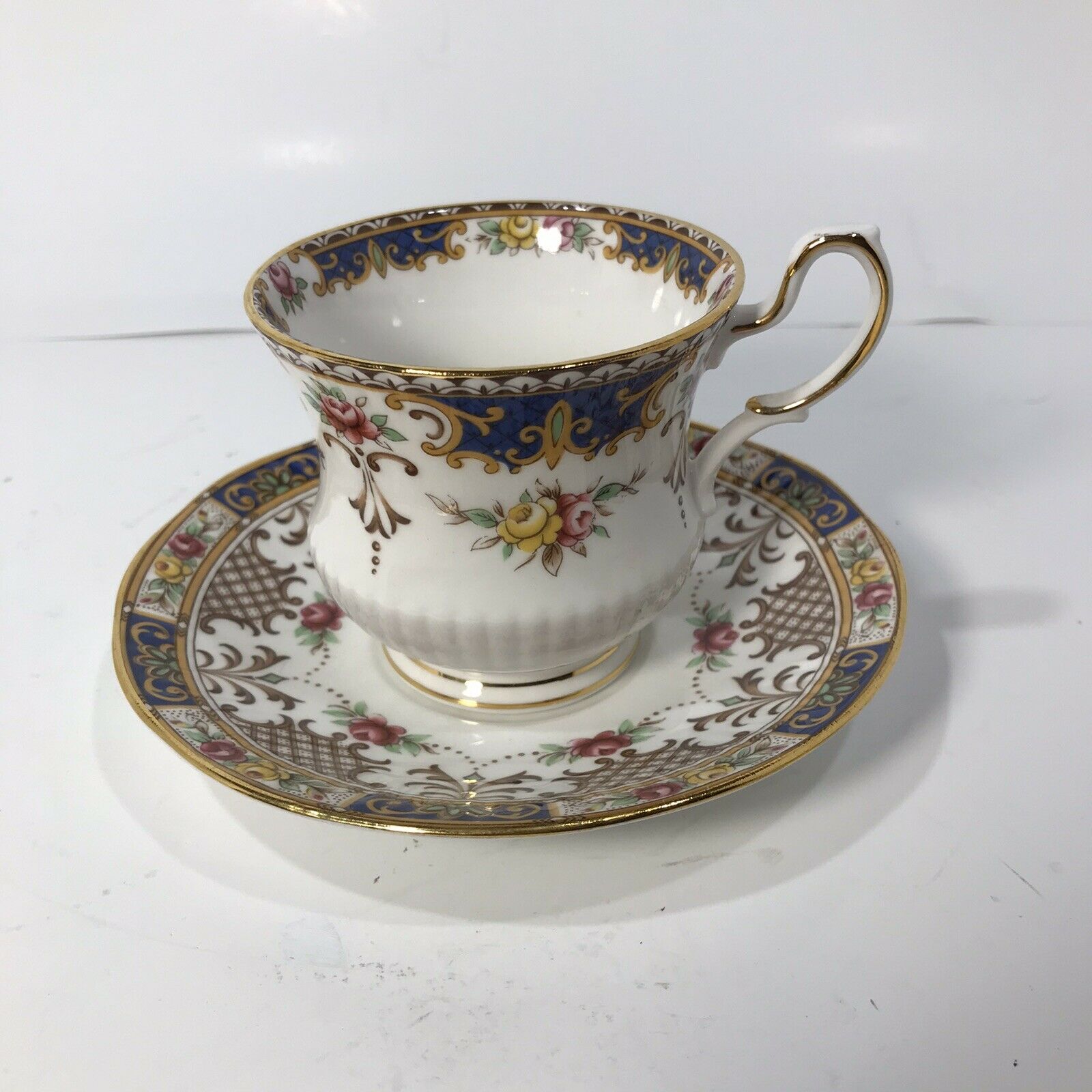 Vintage Rosina China Queen’s Kenilworth Tea Cup & Saucer Set Rose Pattern